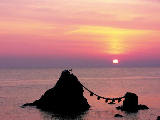 夫婦岩の朝日【夏至の頃】(Sunrise at Married Rocks in around Summer solstice)