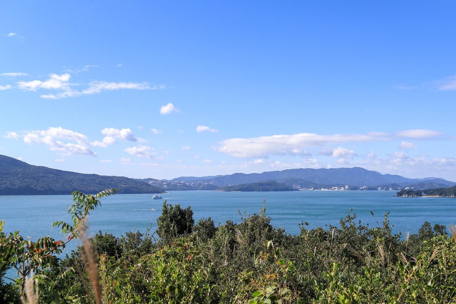 両手を広げて天を仰ぎ、大自然のパワーを明日の糧へと変える「答志島（とうしじま）」-0