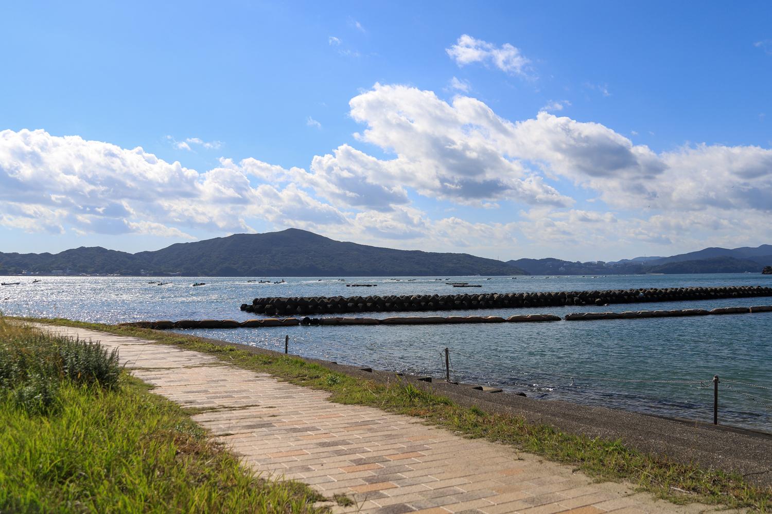 両手を広げて天を仰ぎ、大自然のパワーを明日の糧へと変える「答志島（とうしじま）」-1