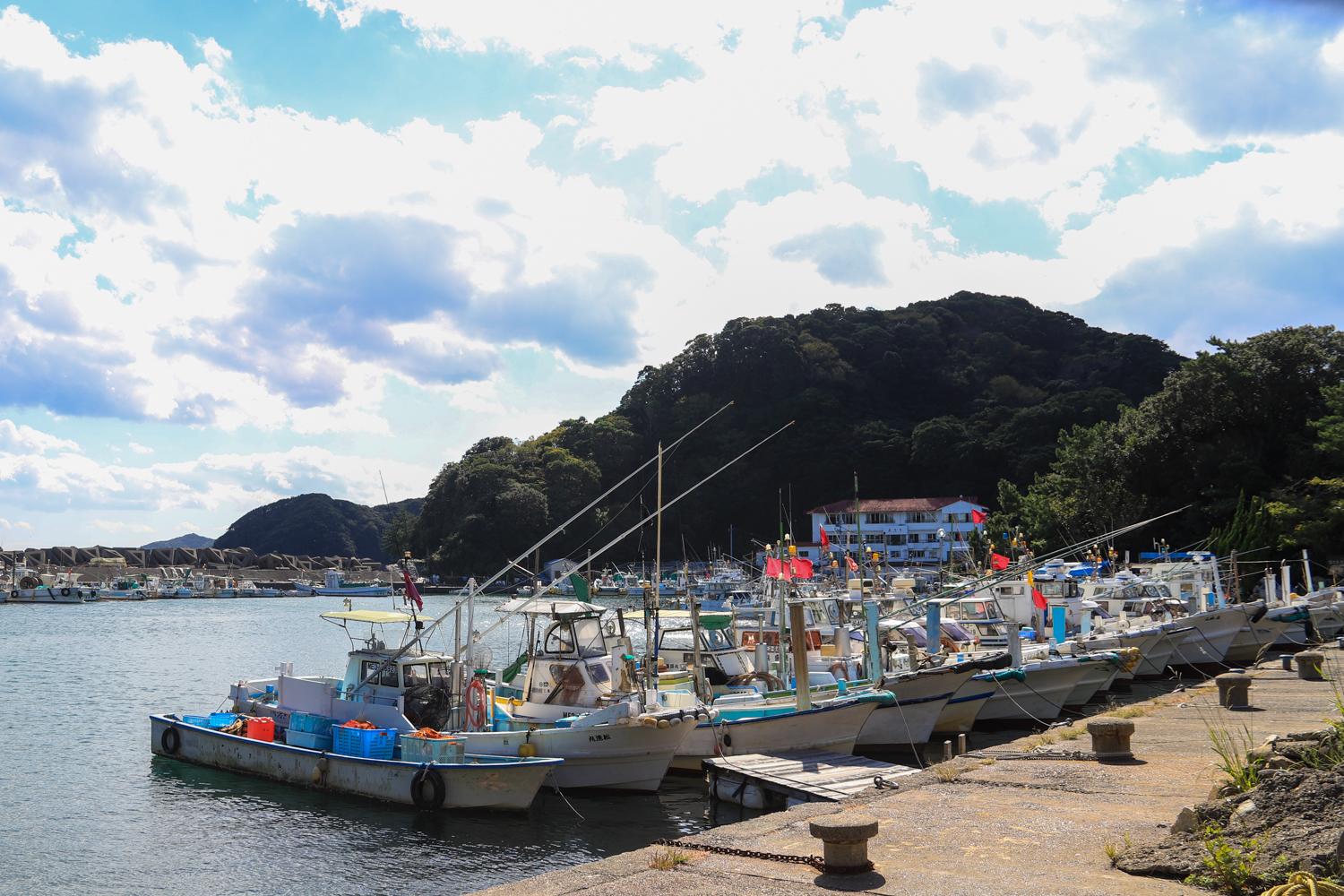 両手を広げて天を仰ぎ、大自然のパワーを明日の糧へと変える「答志島（とうしじま）」-2