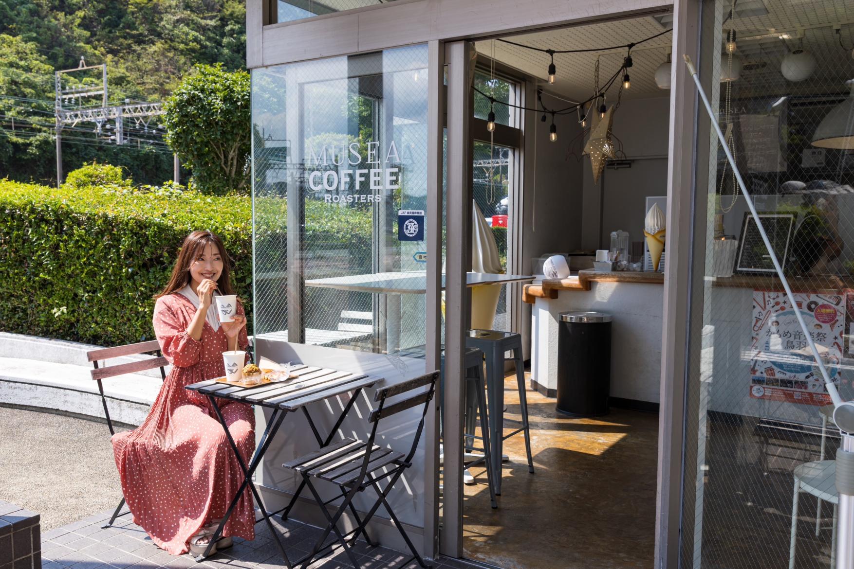 鳥羽水族館の入口にあるコーヒースタンド-0