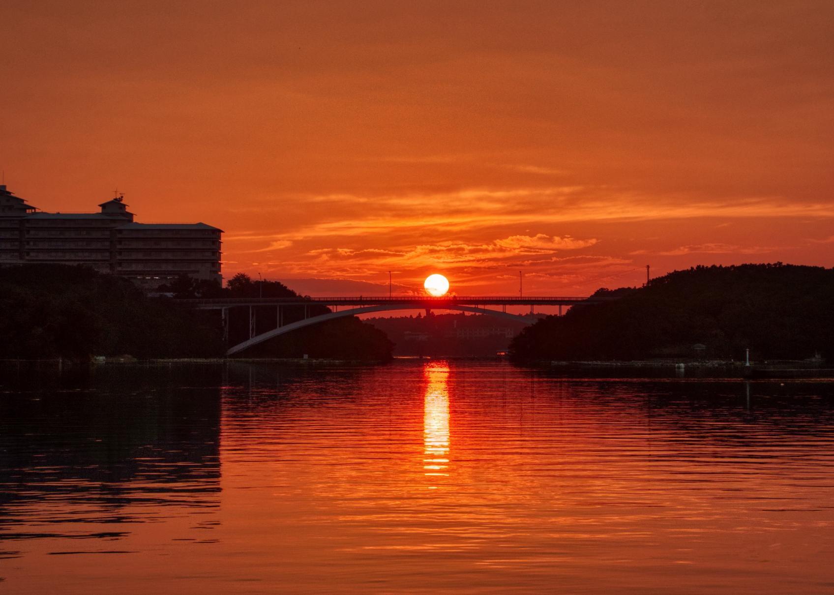賢島大橋に太陽が沈む時期-0