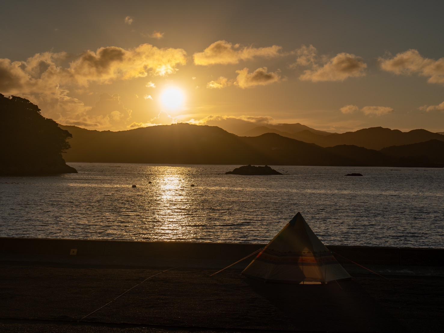 年中、海に沈む夕陽が見られます