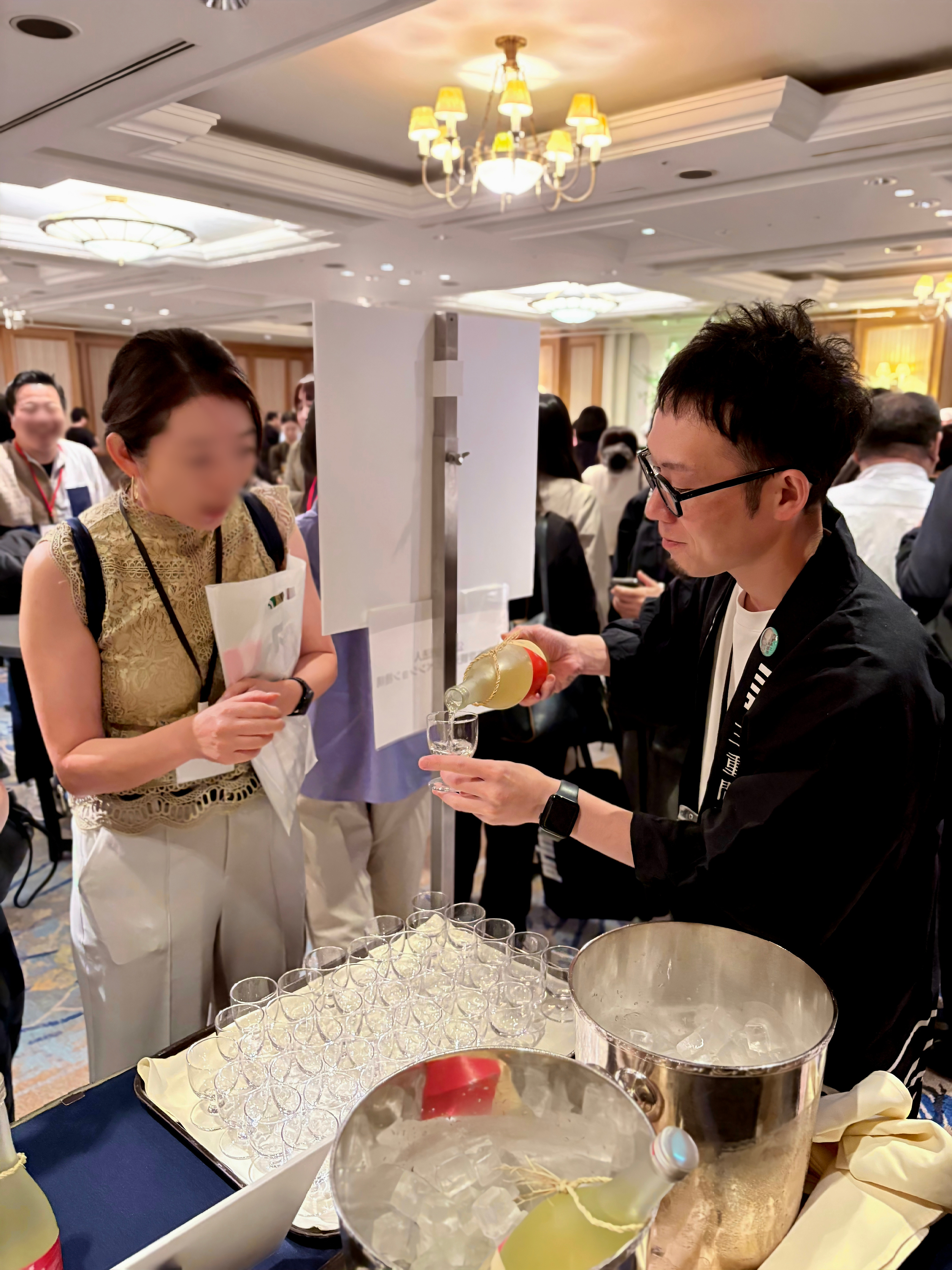 ブースでの試飲の様子