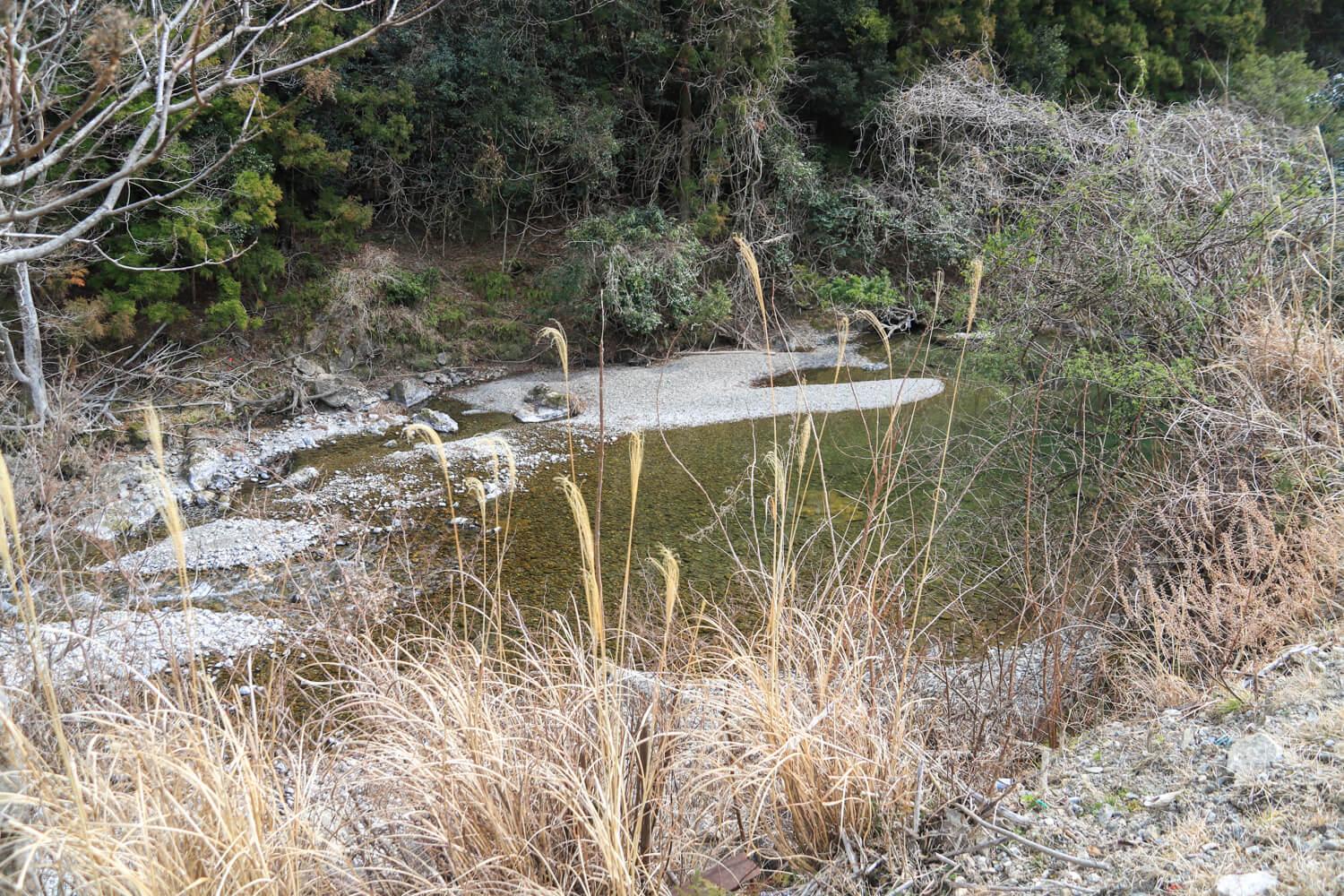 無人販売の目の前を流れる「一之瀬川」-1