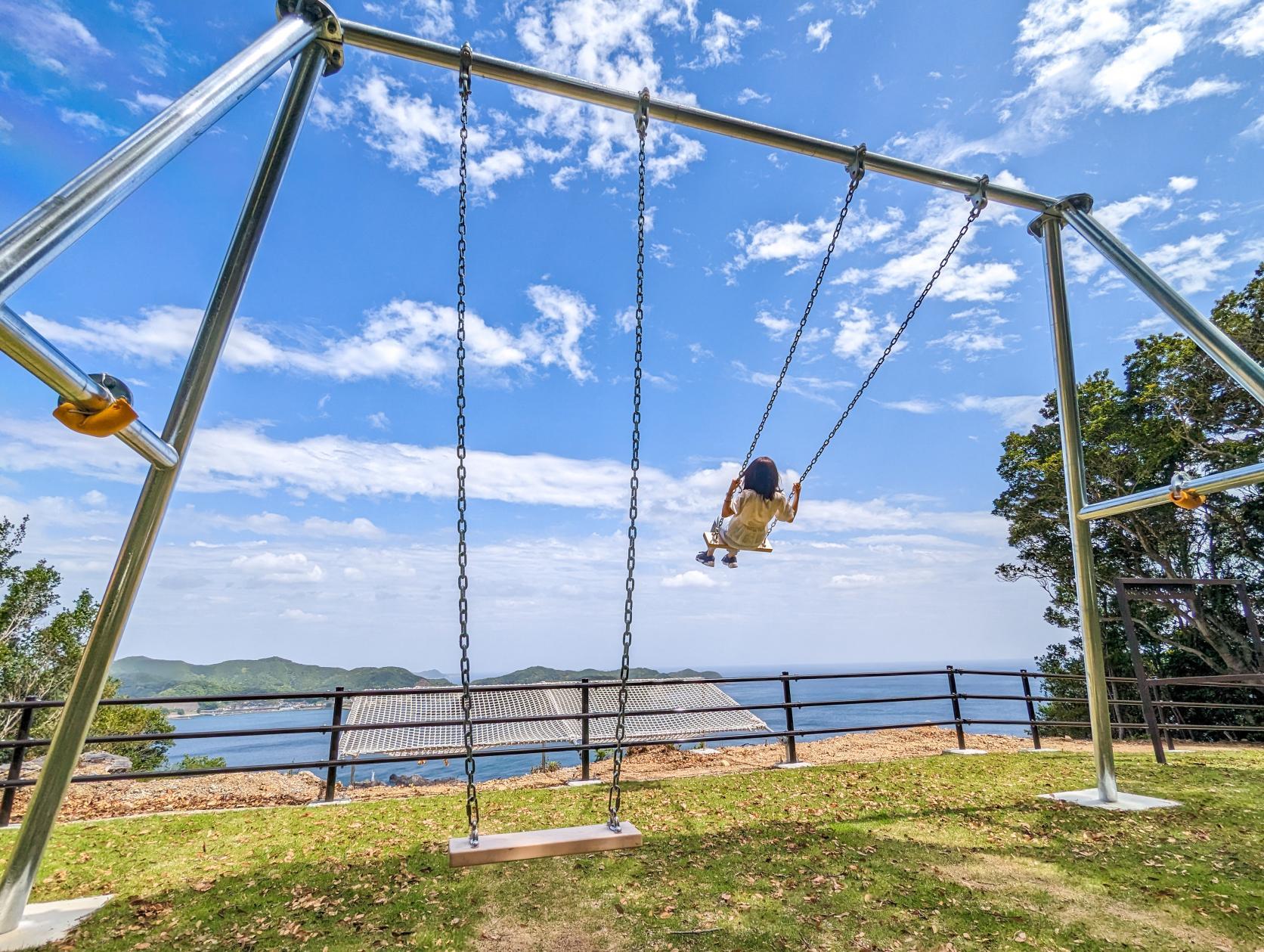 まるで空を飛んでるみたい!? 南海展望広場の「絶景ブランコ」で最高の思い出を!-1