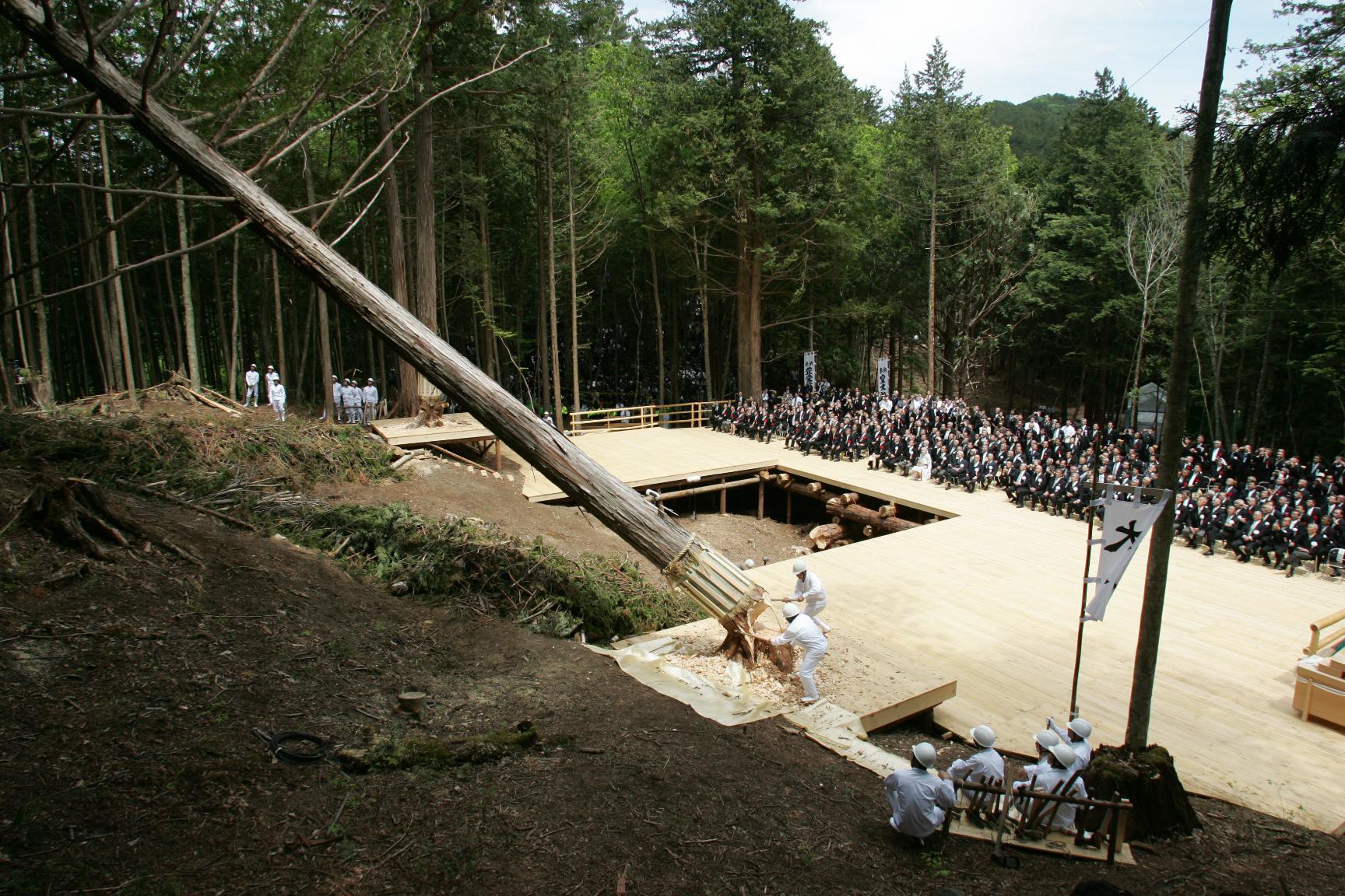 Festival de l’abattage des arbres sacrés (prévu aux alentours du mois de juin 2025)
