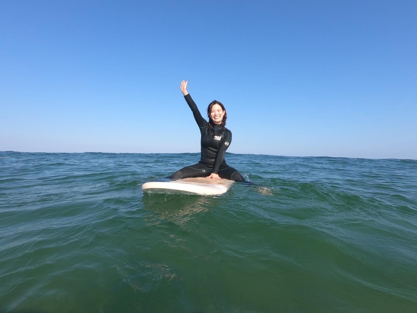 【初心者でも開始１０分でテイクオフ！】 国府の白浜で初めてのサーフィン体験