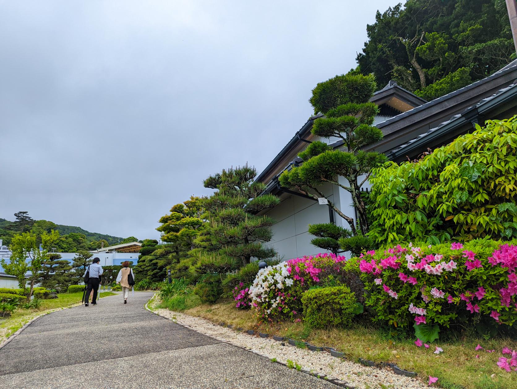 島内をゆっくり散歩！海岸沿いの日本庭園も-0