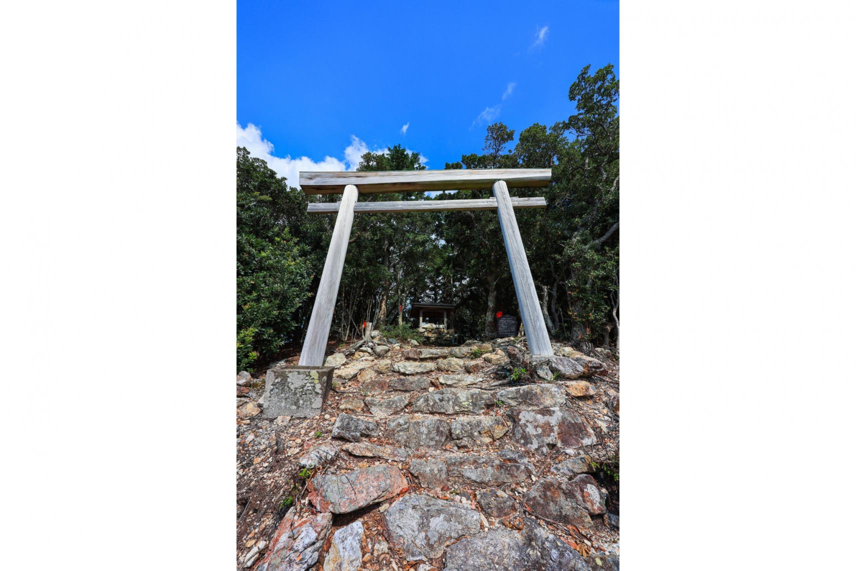 白い石段から天空へと続く景色-2