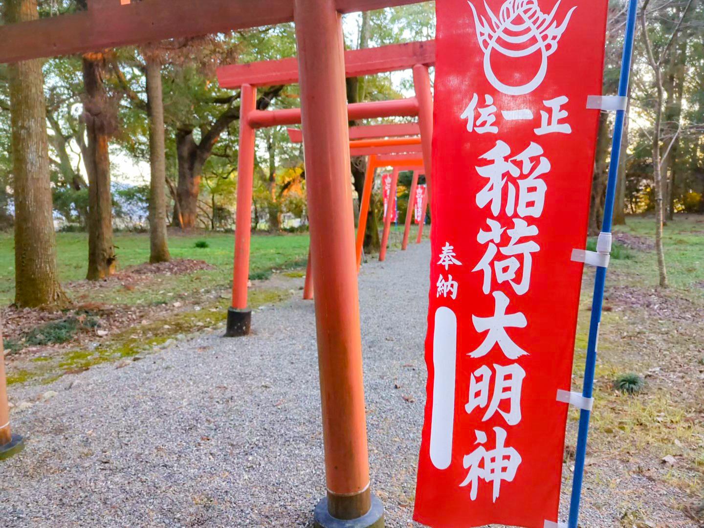 鳥居が立ち並ぶ城山稲荷神社-1