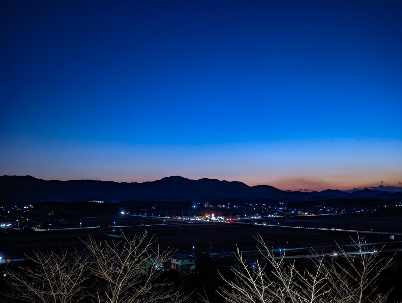 城跡が夜の暗闇に浮かび上がるライトアップ-7
