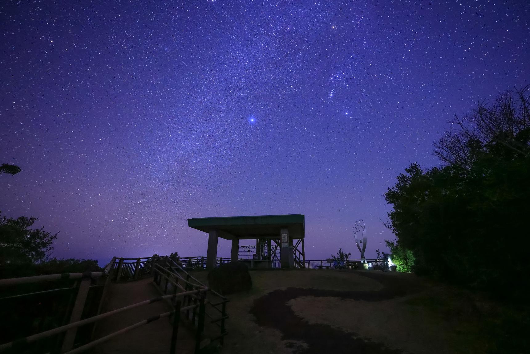 夜空いっぱいに広がる星を楽しむ-1