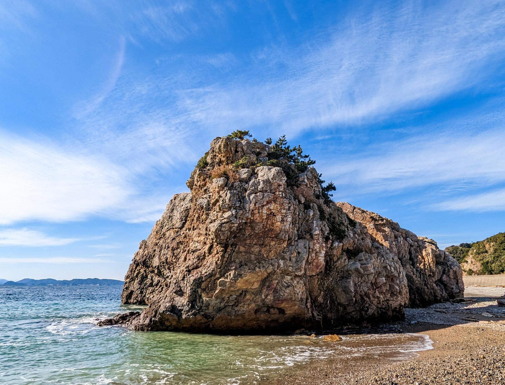 見どころ⑤ 浜辺に鎮座する巨岩『八畳岩』-0