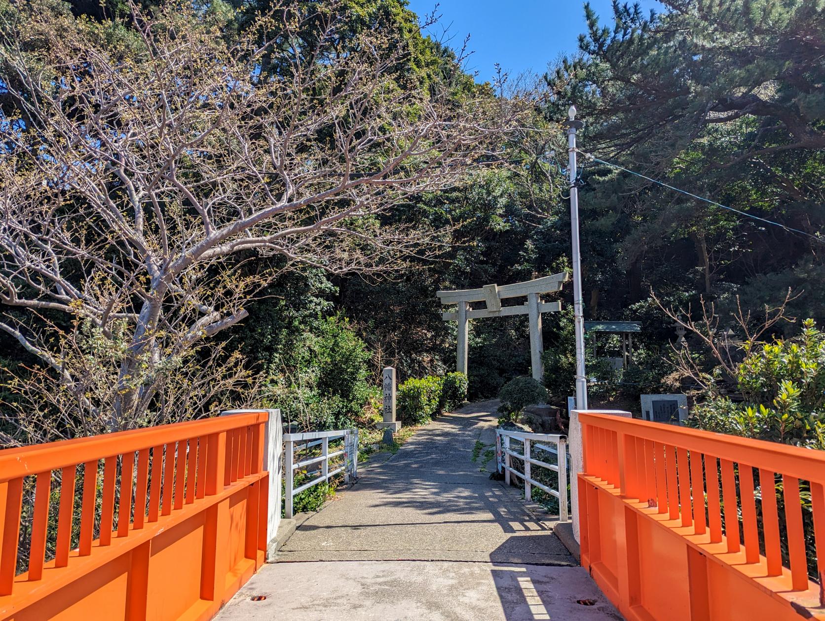 見どころ⑤ 赤い橋と『答志八幡神社』-2