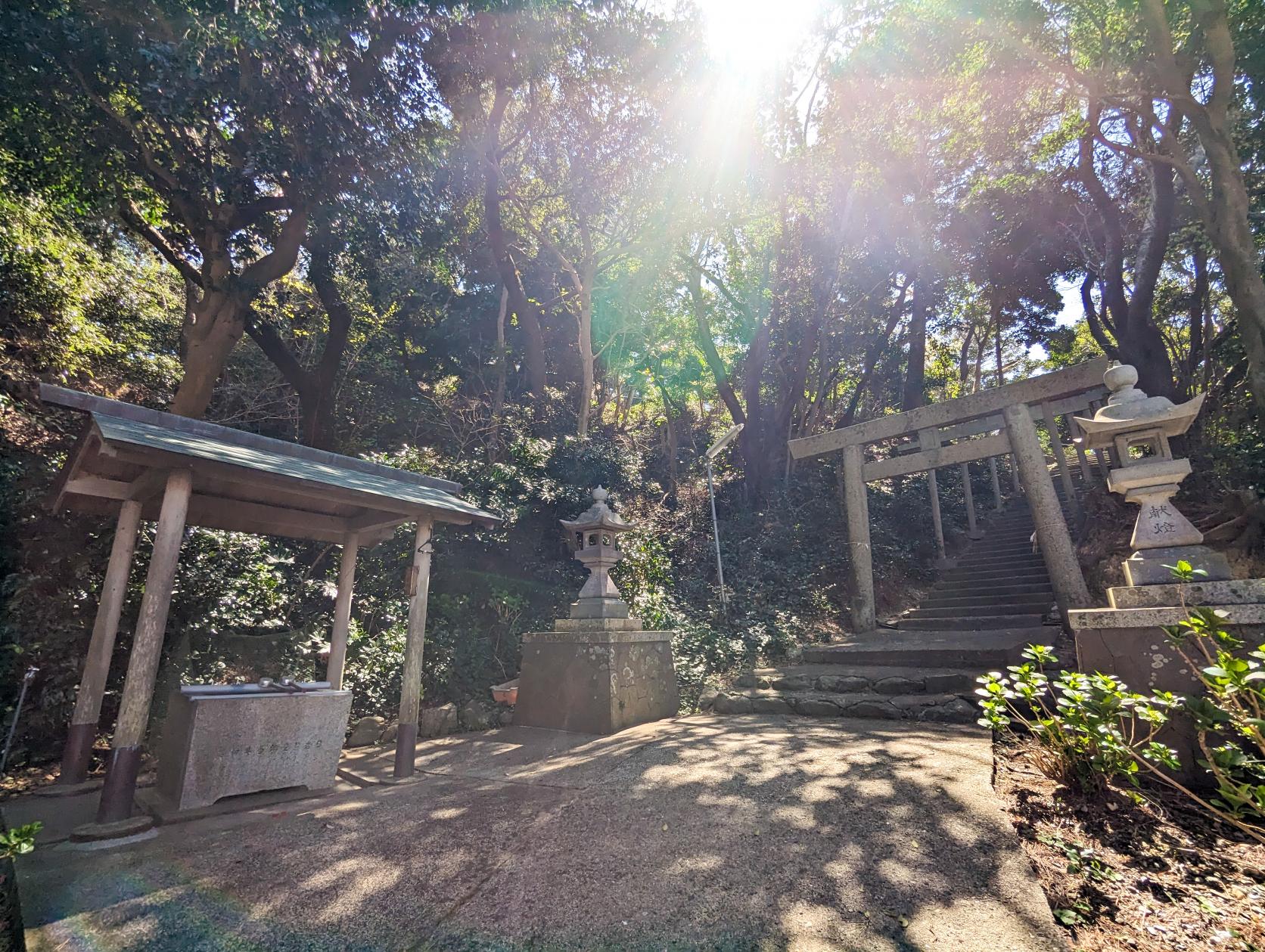 見どころ⑤ 赤い橋と『答志八幡神社』-6