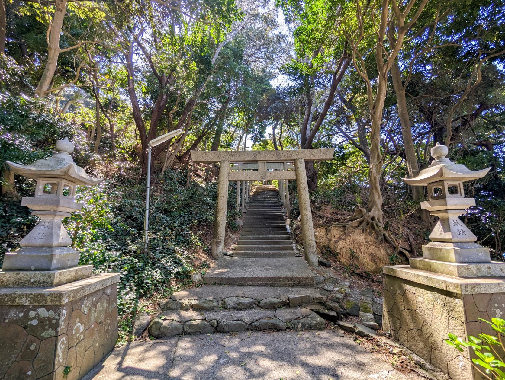 見どころ⑤ 赤い橋と『答志八幡神社』-7