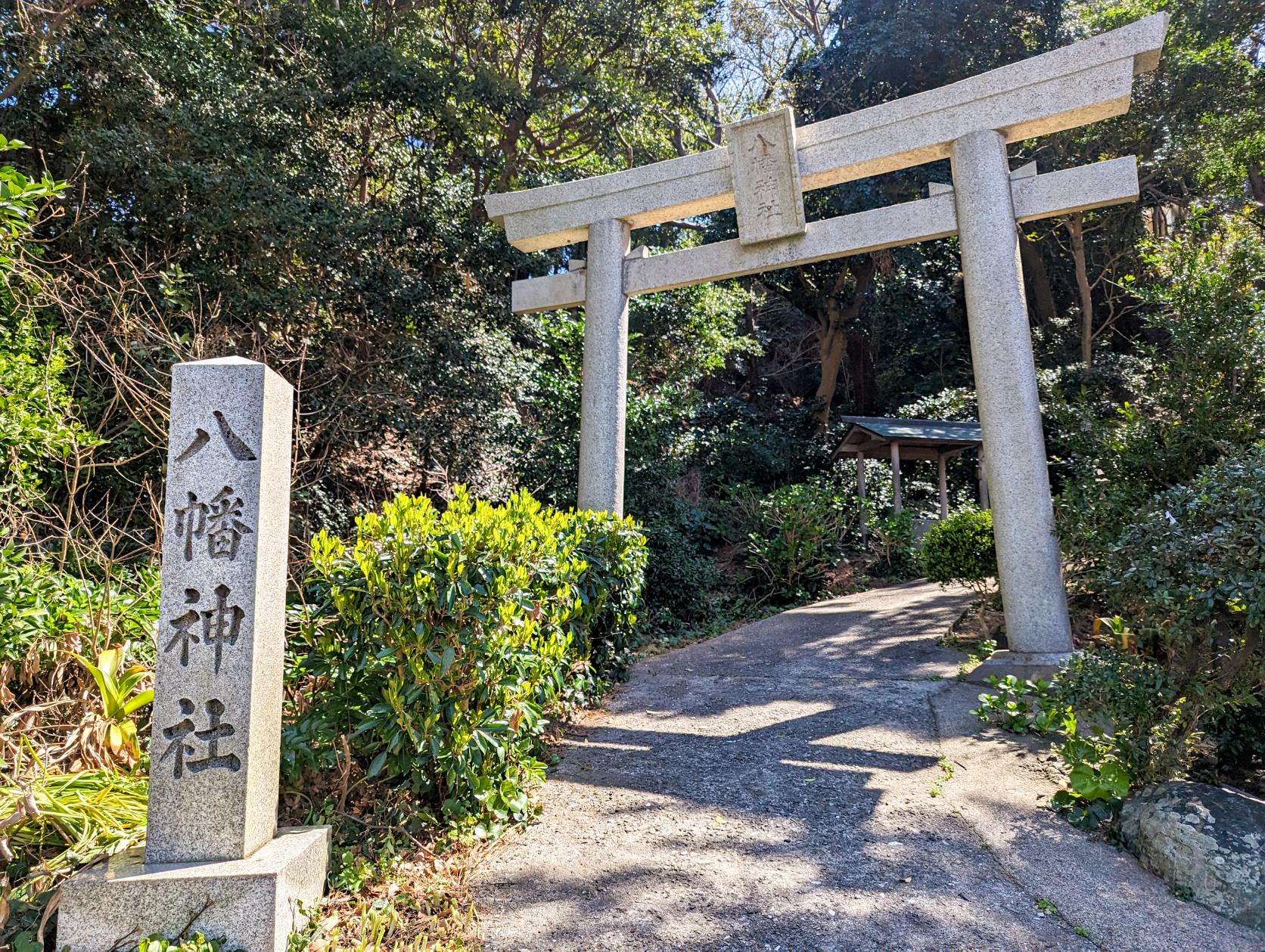 見どころ⑤ 赤い橋と『答志八幡神社』-3