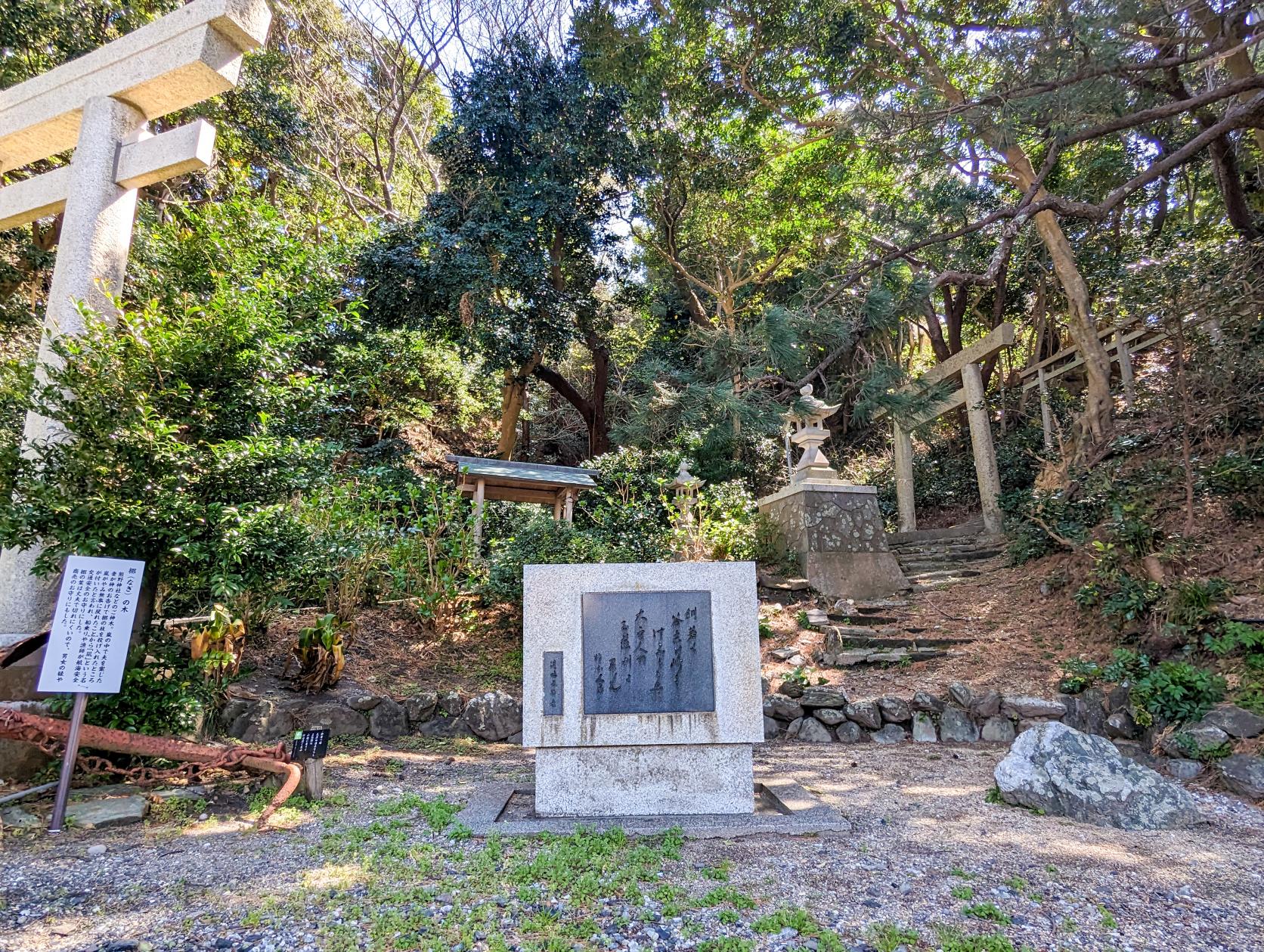 見どころ⑤ 赤い橋と『答志八幡神社』-5