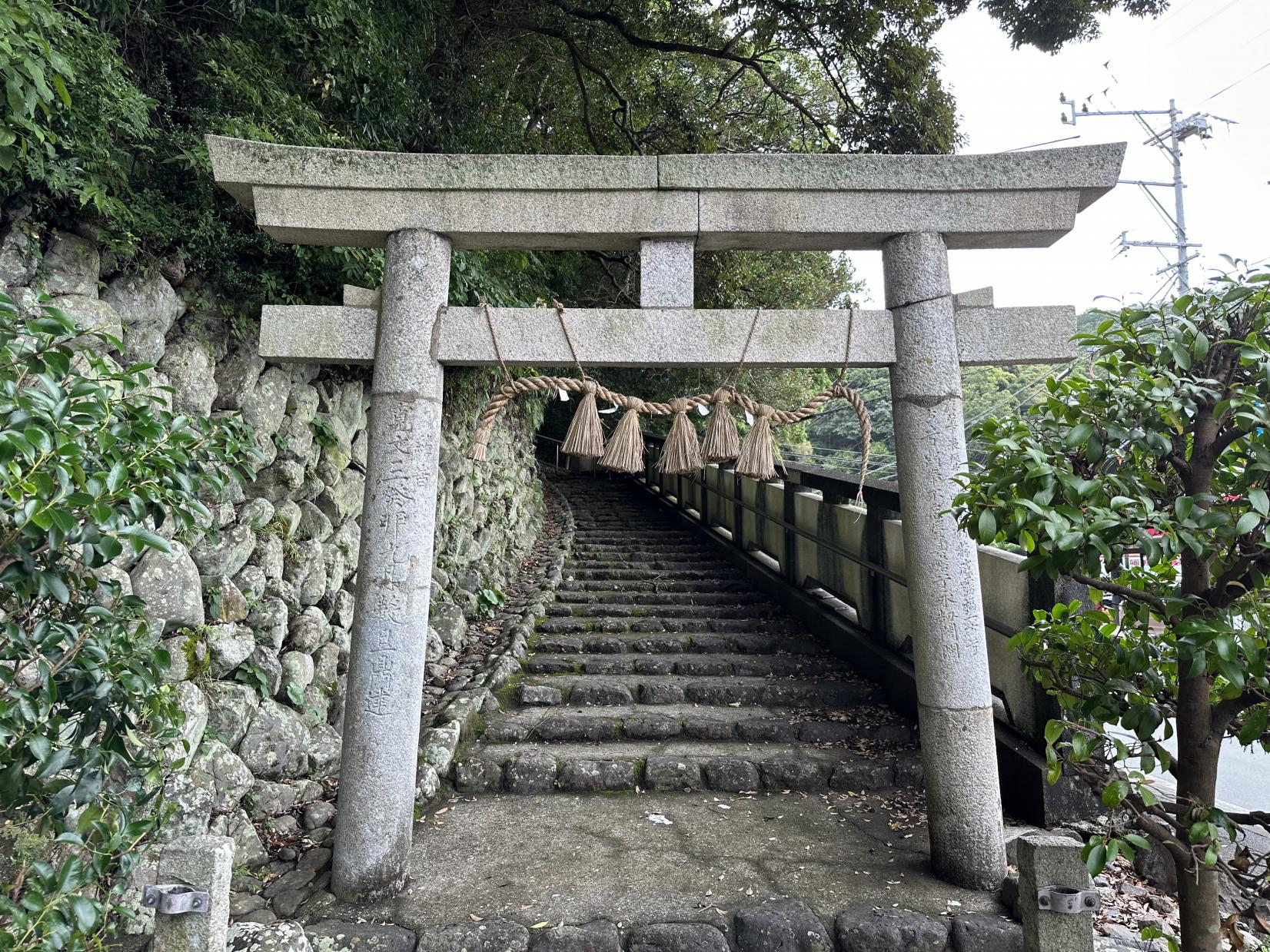 寄進された『石の鳥居』-0