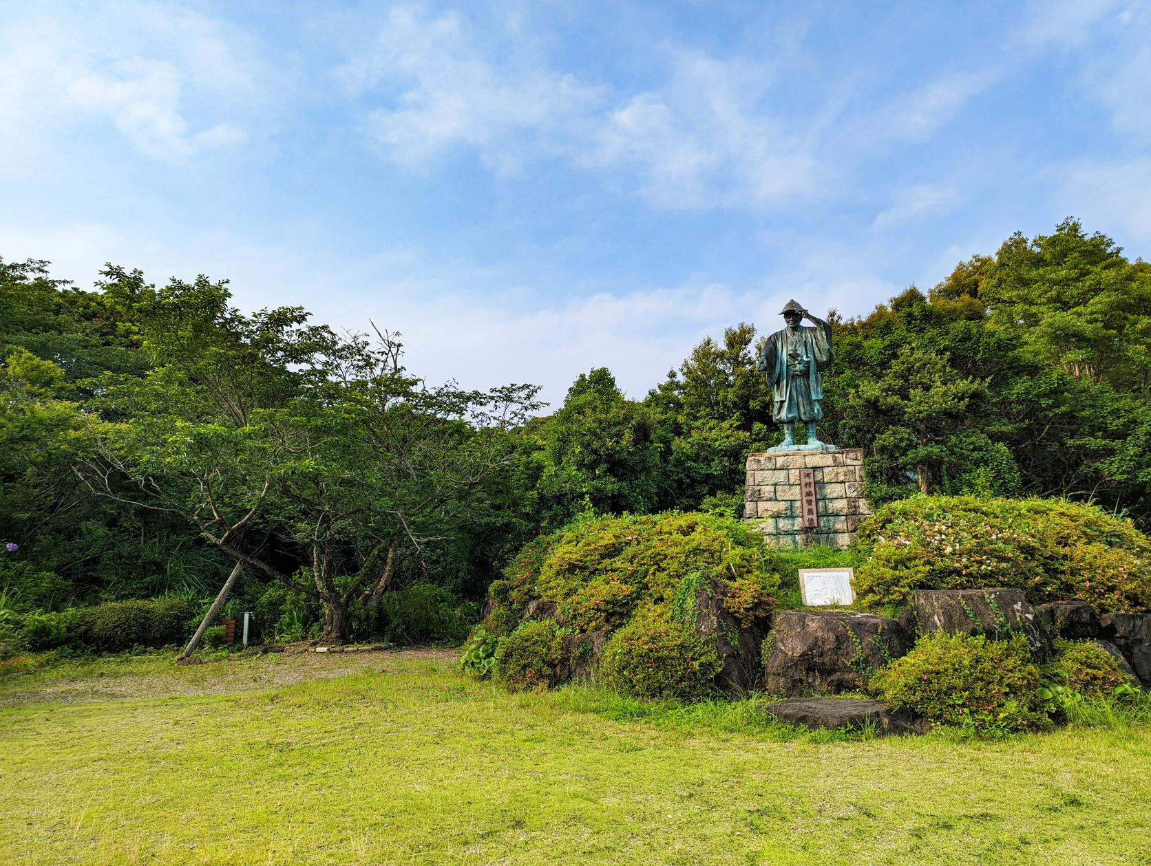 銅像が聳える『瑞賢公園』-0
