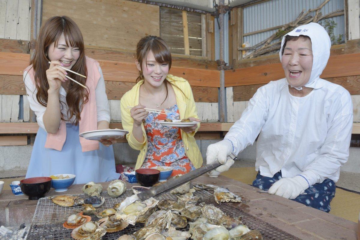 Expérience immersive dans une baraque à ama, appelée « ama koya », où vous pourrez déguster des fruits de mer frais tout en échangeant avec ces plongeuses japonaises-0
