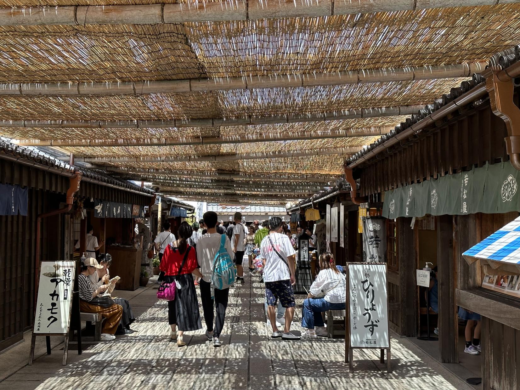 ＜伊勢神宮 内宮へ続く参道＞-2