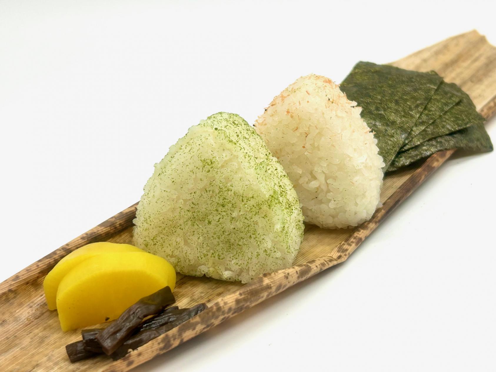 売り切れ御免の新名物！昔ながらの塩おにぎり-0
