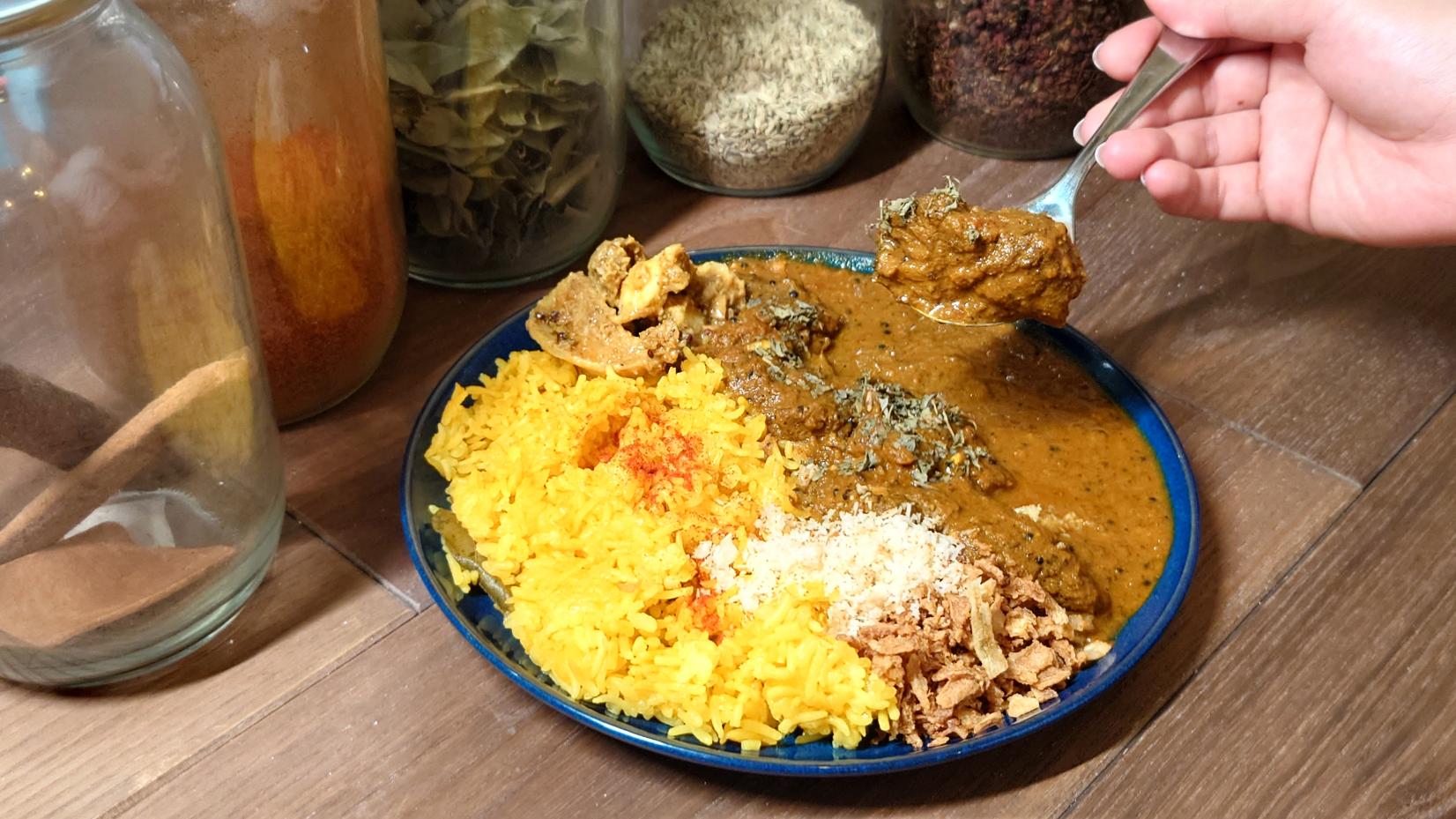 看板メニューのポークヴィンダルーはハマってしまうこと間違いなし！-0