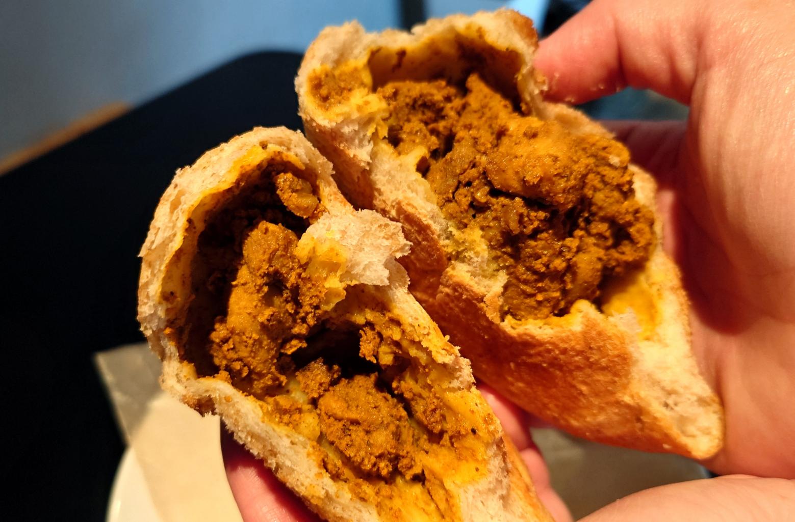 鳥羽駅前店で人気のカレーパンはリピート客続出-0