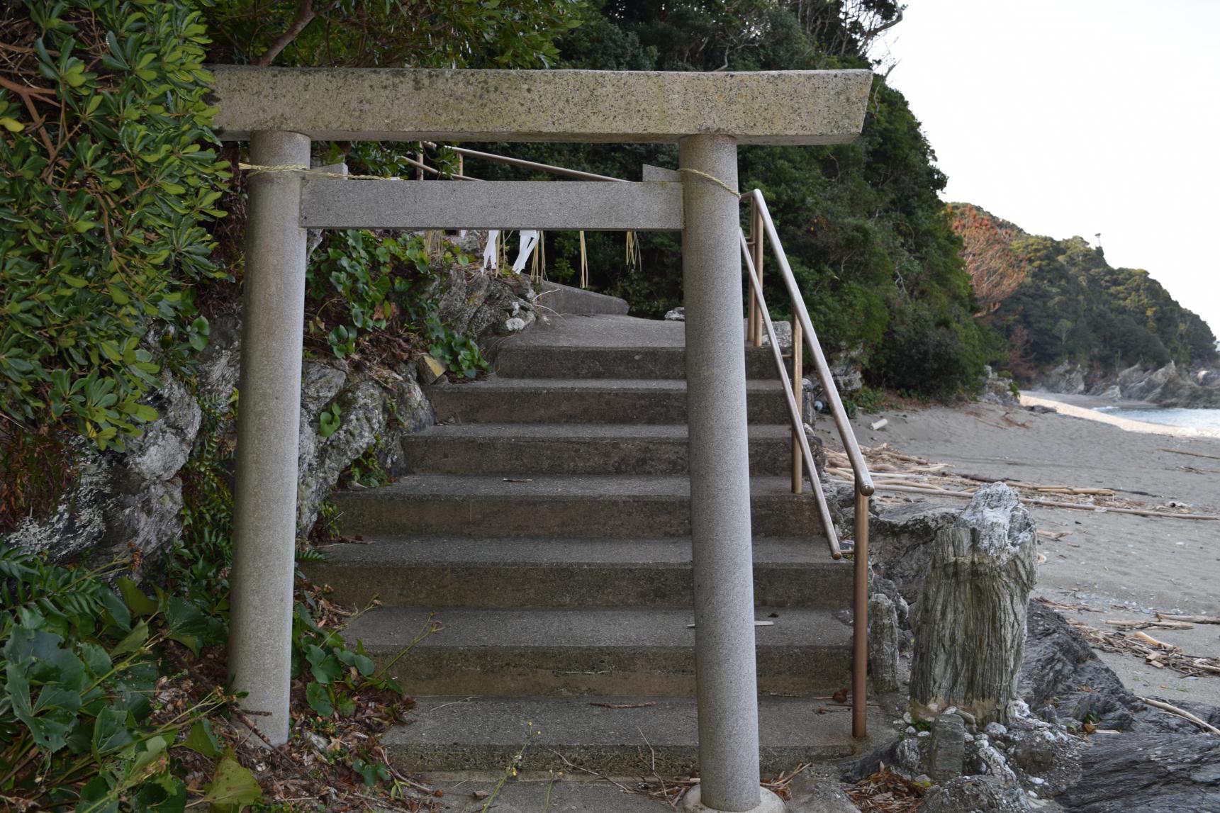 見どころ①しろんご祭が開催される神聖な浜『しろんご浜』-0