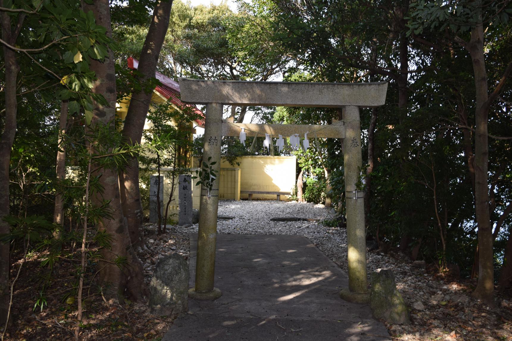 見どころ②海と島を守る神さま『白髭神社』-0