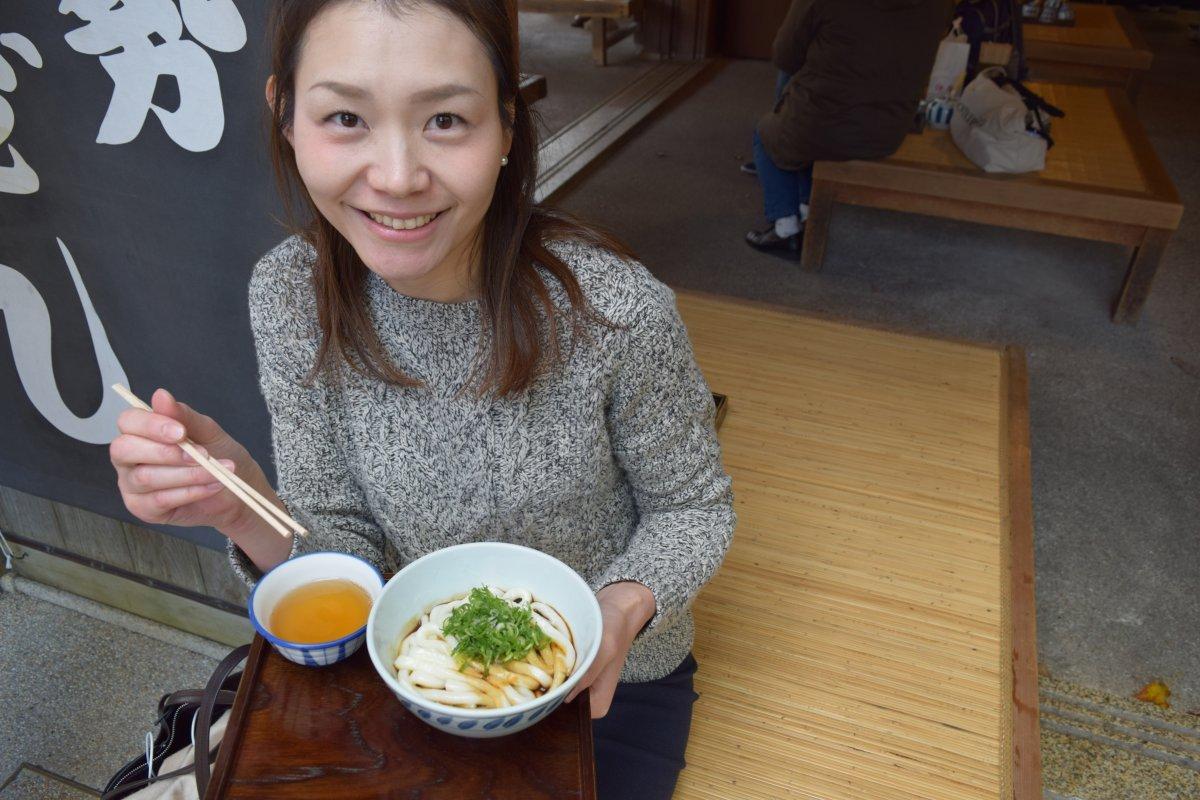 太い麺と黒いつゆ　伊勢うどん-3