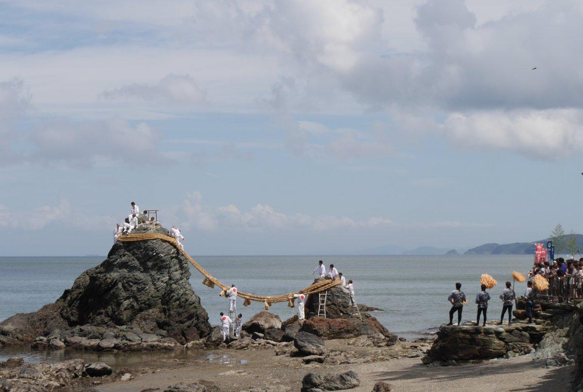 夫婦岩　大注連縄張神事（二見興玉神社）-0