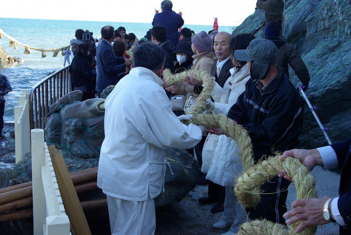 夫婦岩　大注連縄張神事（二見興玉神社）-1