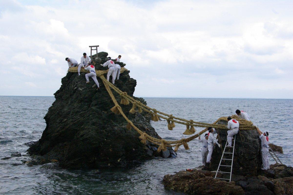 夫婦岩　大注連縄張神事（二見興玉神社）-3