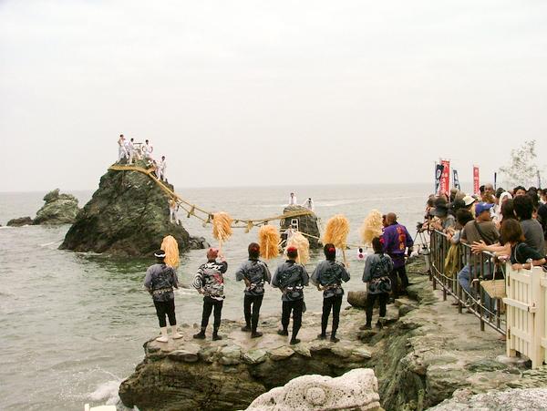 夫婦岩　大注連縄張神事（二見興玉神社）-4