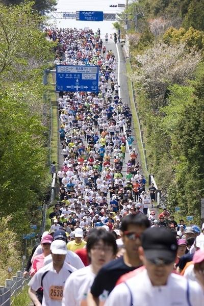 伊勢志摩国立公園の自然を感じながら走ることができます。