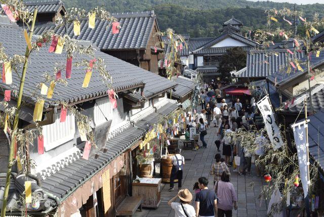 昔ながらの笹飾りを町中に飾る