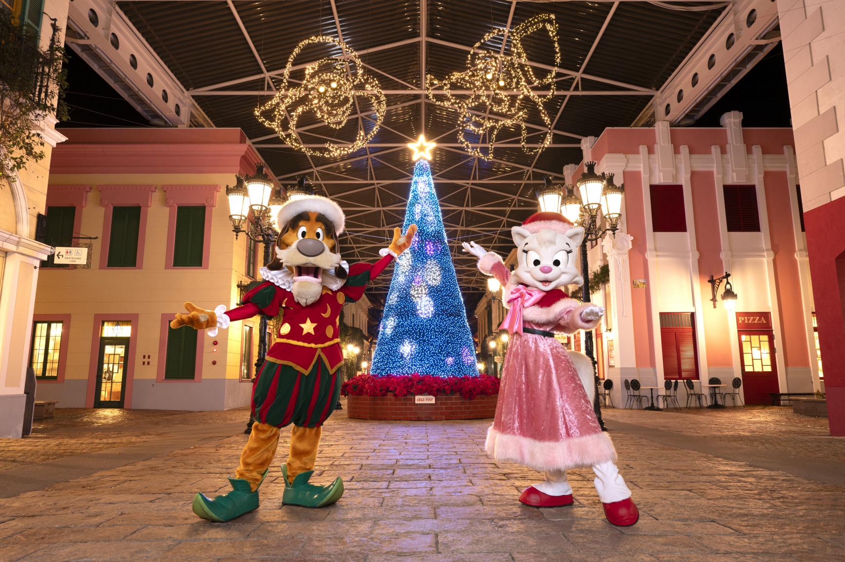 クリスマス衣裳のキャラクターたちがお出迎え