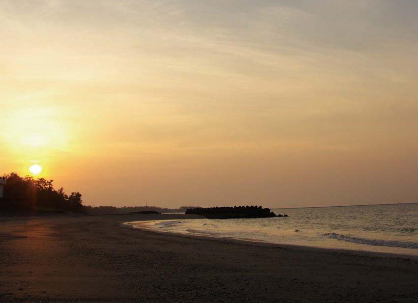 浪打ち際を夕日に向かって散歩するのもロマンチック♪