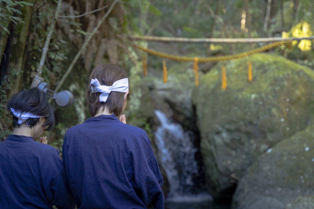 Shirataki Daimyojin (waterfall meditation and other ritual acts)-9