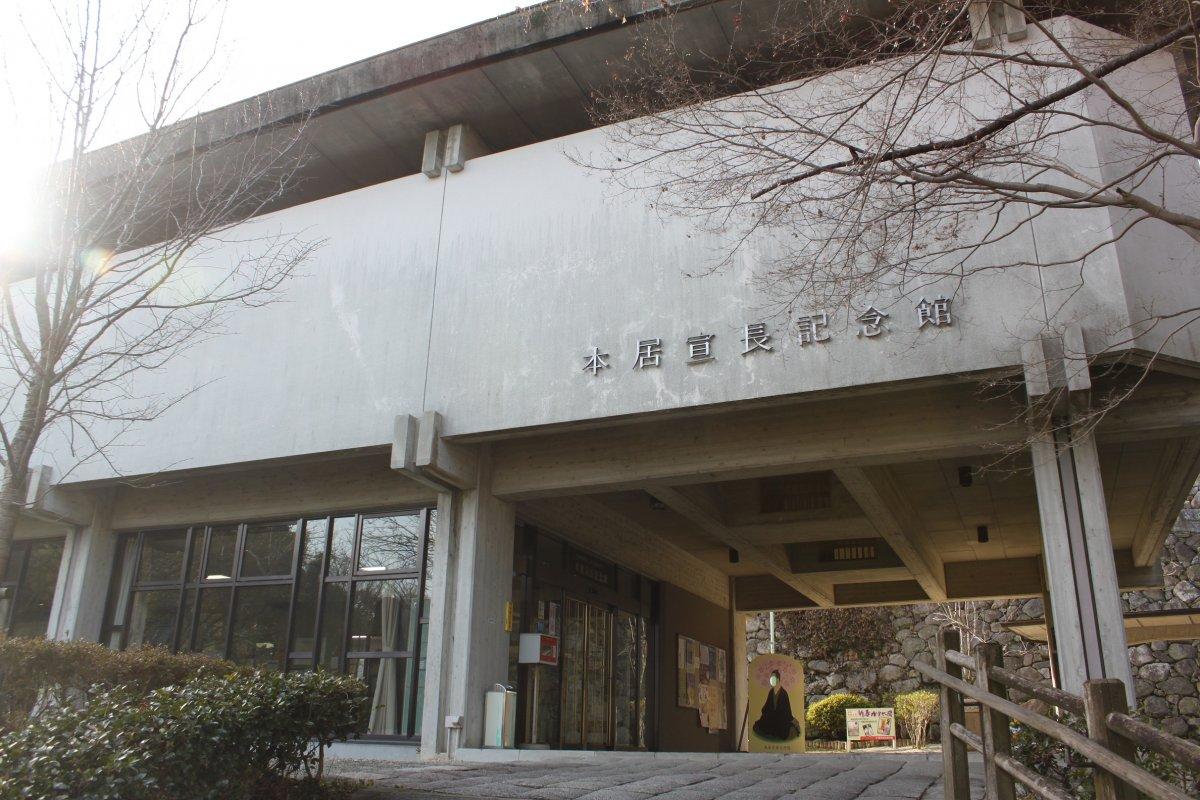 本居宣長記念館は松坂城跡に隣接しています
