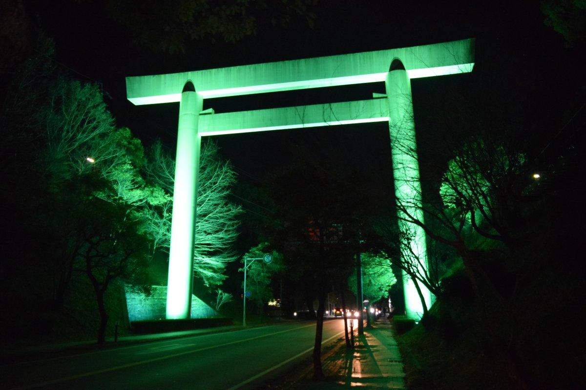 大鳥居グリーンライトアップ（セントパトリックスデー）-1